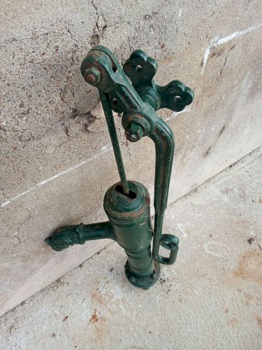 Pompe à Eau Ancienne en Fonte