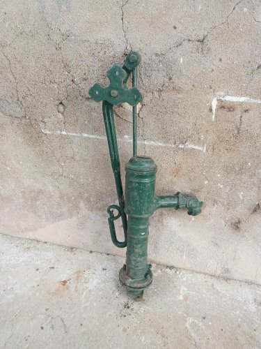 Pompe à Eau Ancienne en Fonte