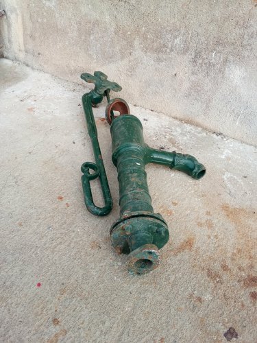 Pompe à Eau Ancienne en Fonte