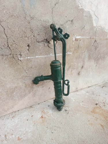 Pompe à Eau Ancienne en Fonte