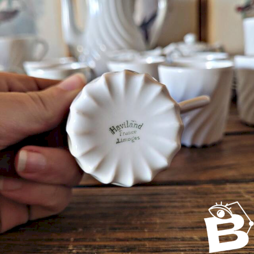 Porcelaine Haviland Torse Blanc, 12 tasses et accessoires. Limoges