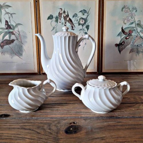 Porcelaine Haviland Torse Blanc, 12 tasses et accessoires. Limoges