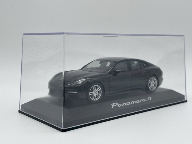 Porsche Panamera 4 1/43 Minichamps