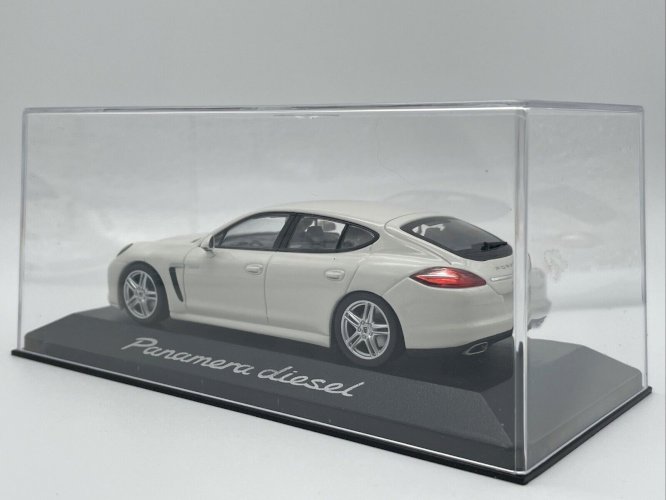 Porsche Panamera Diesel (2012)  Blanc 1/43 Minichamps
