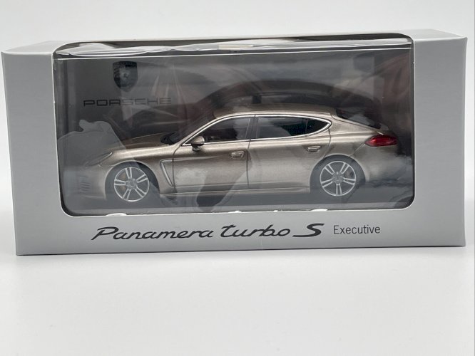 Porsche Panamera Turbo S Exécutive Or 1/43 Minichamps