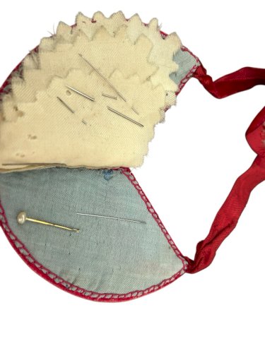 Porte aiguille XIXe velours broderie collection art populaire objet Vitrine