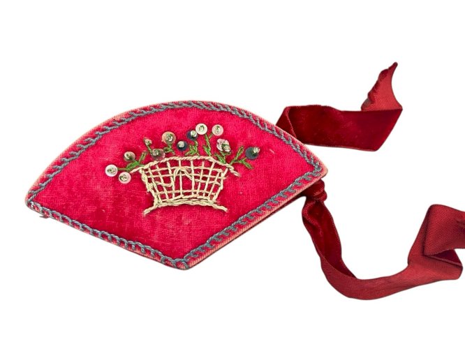 Porte aiguille XIXe velours broderie collection art populaire objet Vitrine