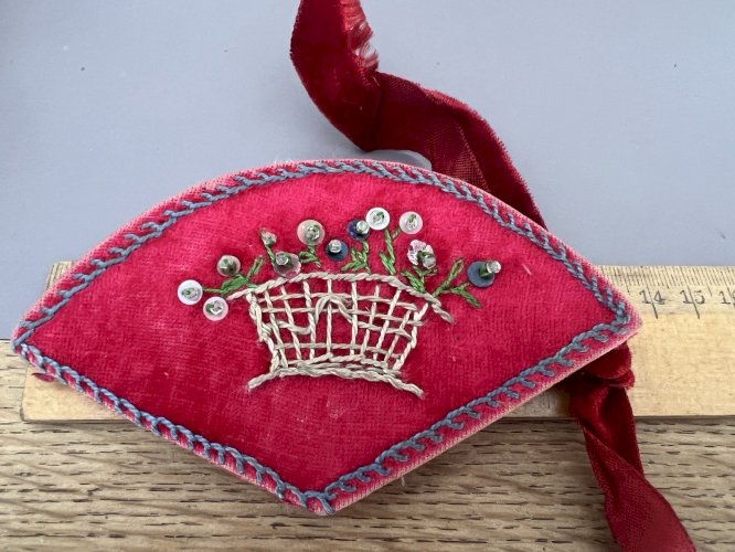 Porte aiguille XIXe velours broderie collection art populaire objet Vitrine