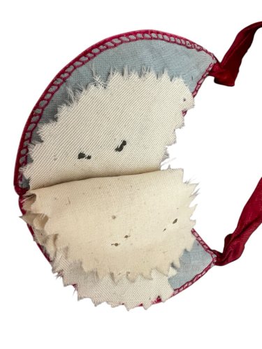 Porte aiguille XIXe velours broderie collection art populaire objet Vitrine
