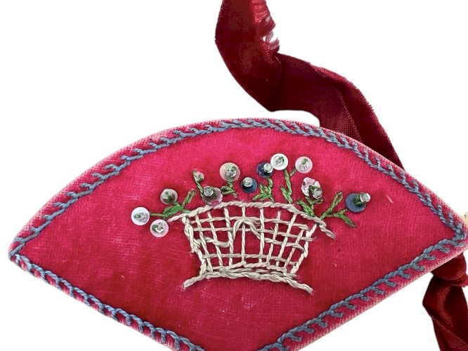 Porte aiguille XIXe velours broderie collection art populaire objet Vitrine
