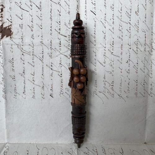 Porte-aiguilles en corozo et bois sculpté décor floral XIXe M4078