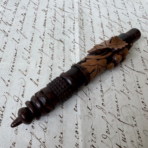 Porte-aiguilles en corozo et bois sculpté décor floral XIXe M4078