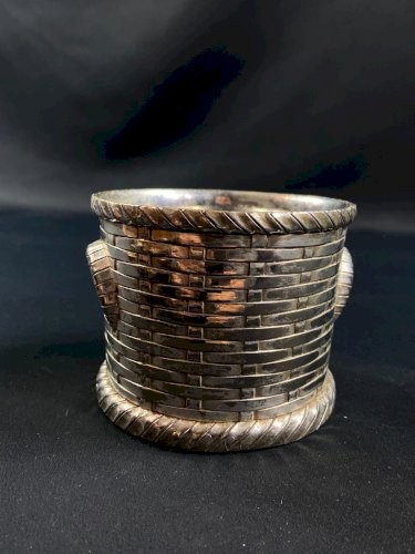 Porte bouteille à décor de tressage en métal