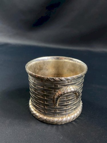 Porte bouteille à décor de tressage en métal