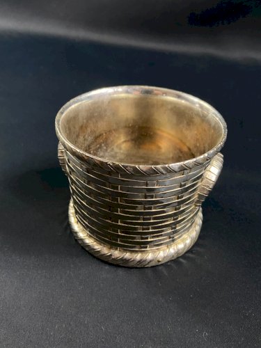 Porte bouteille à décor de tressage en métal