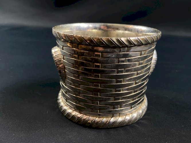 Porte bouteille à décor de tressage en métal