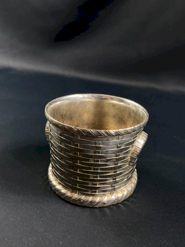 Porte bouteille à décor de tressage en métal