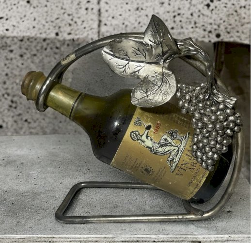 Porte-bouteille de vin vintage en métal argenté décor de vigne et raisins