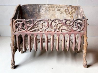 Porte bûches / Corbeille de cheminée en fonte