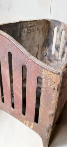 Porte bûches / Corbeille de cheminée en fonte