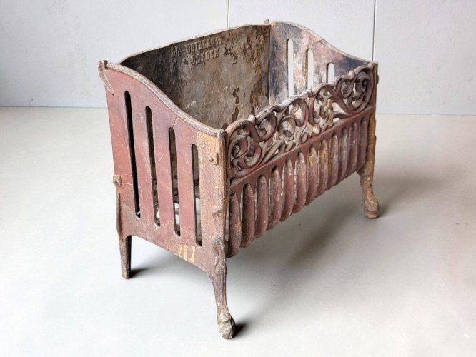 Porte bûches / Corbeille de cheminée en fonte