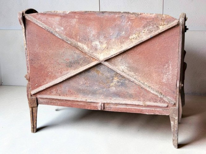 Porte bûches / Corbeille de cheminée en fonte