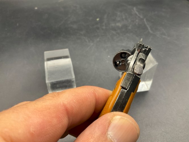 Porte clé  Revolver colt python 357 magnum a pétard