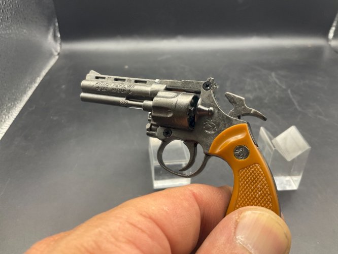 Porte clé  Revolver colt python 357 magnum a pétard