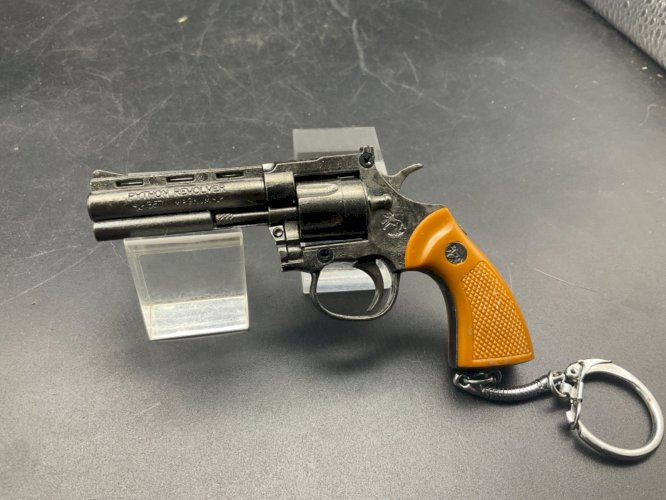 Porte clé  Revolver colt python 357 magnum a pétard