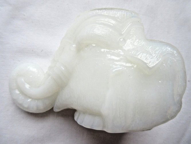 Porte cure-dents Art Déco, opaline blanche: Tête d'éléphant