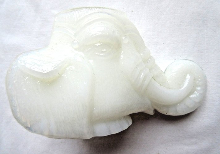 Porte cure-dents Art Déco, opaline blanche: Tête d'éléphant