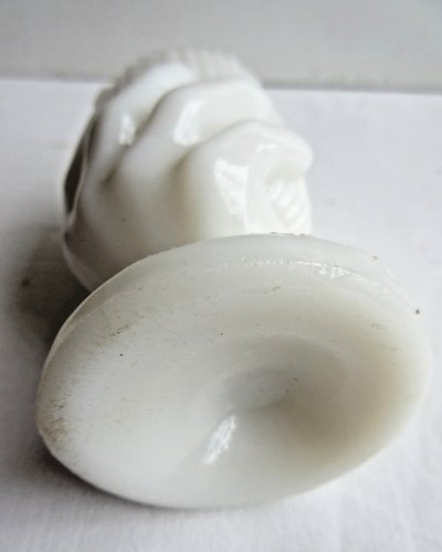 Porte cure-dents, Coquetier opaline blanche: Récipient dans une main, Portieux?