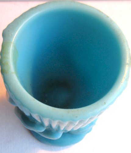 Porte cure-dents, Coquetier opaline bleue: Main tenant un récipient, Portieux?