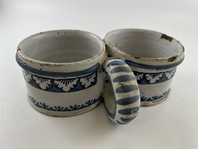 Porte Huilier Vinaigrier Faïence de Rouen XVIIIe – Décor Bleu – Double Godet