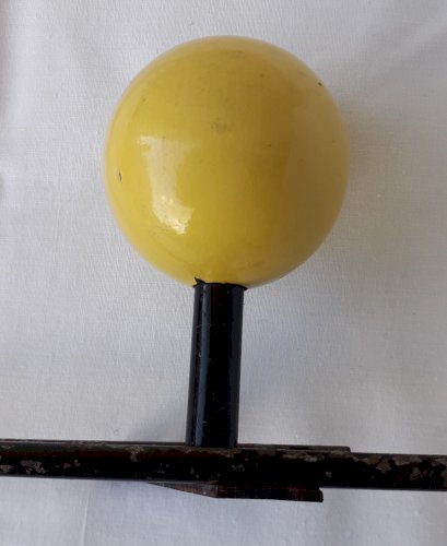 Porte-manteau jaune et rouge