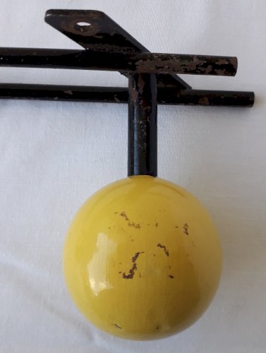 Porte-manteau jaune et rouge