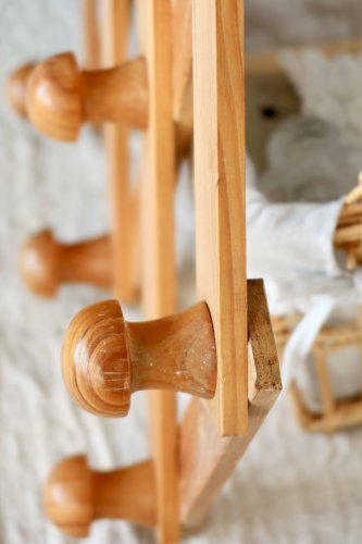 Porte-manteau mural ancien accordéon en pin foncé, 10 patères en bois