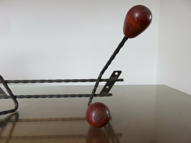PORTE MANTEAU MURAL SCANDINAVE FER FORGE NOIR BOULES BOIS 4 PATERES 1960 VINTAGE