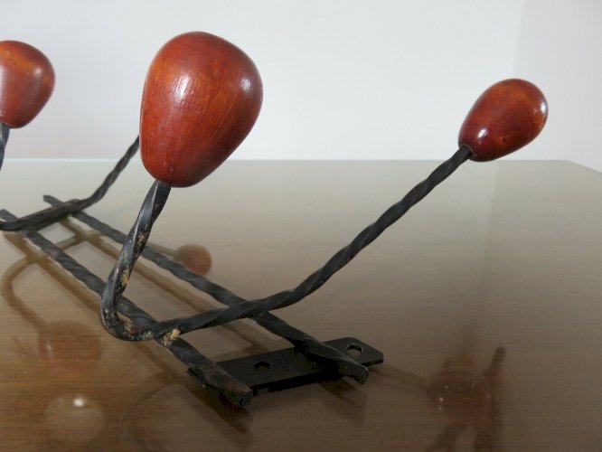 PORTE MANTEAU MURAL SCANDINAVE FER FORGE NOIR BOULES BOIS 4 PATERES 1960 VINTAGE