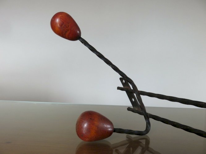 PORTE MANTEAU MURAL SCANDINAVE FER FORGE NOIR BOULES BOIS 4 PATERES 1960 VINTAGE