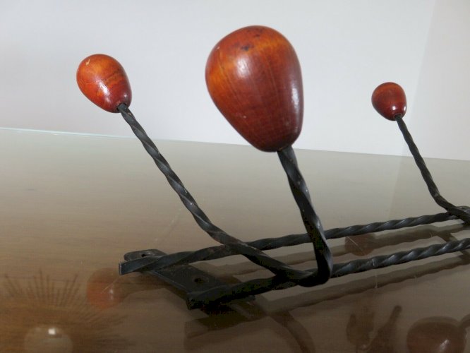 PORTE MANTEAU MURAL SCANDINAVE FER FORGE NOIR BOULES BOIS 4 PATERES 1960 VINTAGE