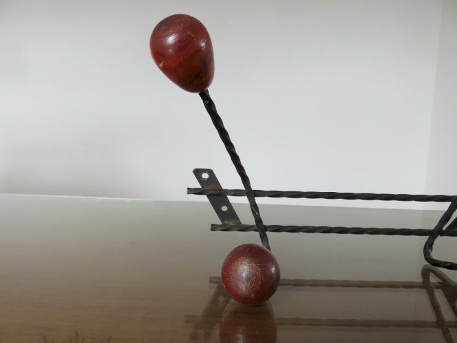 PORTE MANTEAU MURAL SCANDINAVE FER FORGE NOIR BOULES BOIS 4 PATERES 1960 VINTAGE
