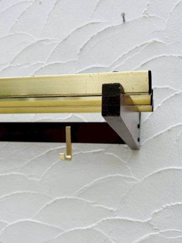 Porte manteau mural vintage bois et laiton années 70