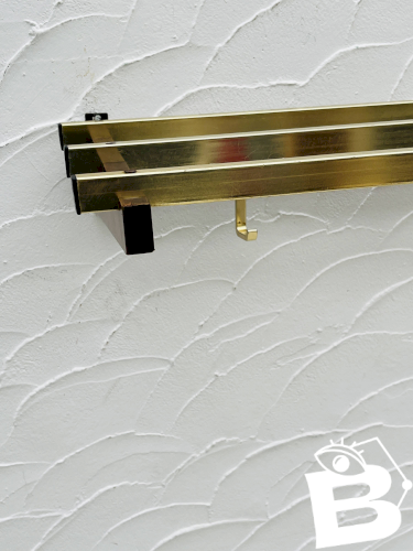 Porte manteau mural vintage bois et laiton années 70