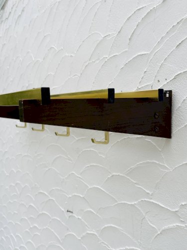 Porte manteau mural vintage bois et laiton années 70