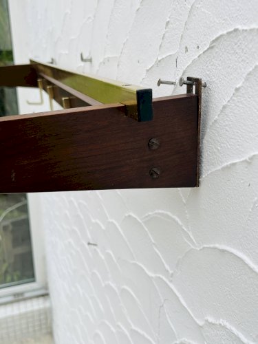 Porte manteau mural vintage bois et laiton années 70