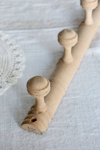 Porte manteau mural vintage en bois brut – Style Art Déco