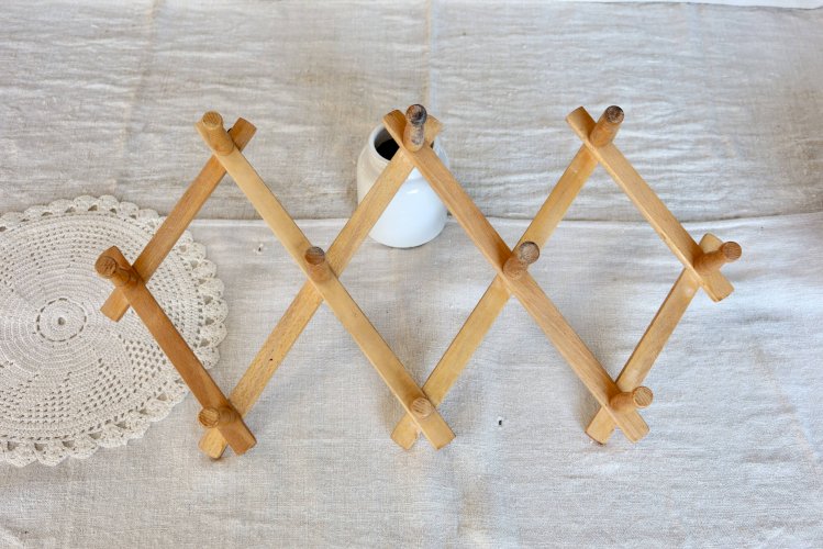 Porte manteau mural vintage en bois de pin rétractable