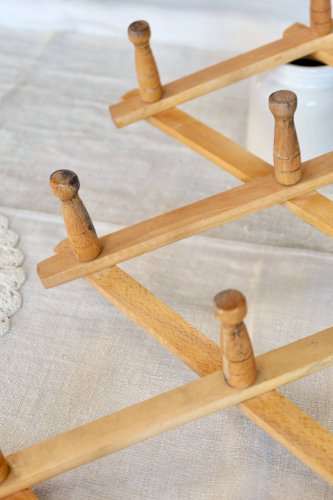 Porte manteau mural vintage en bois de pin rétractable