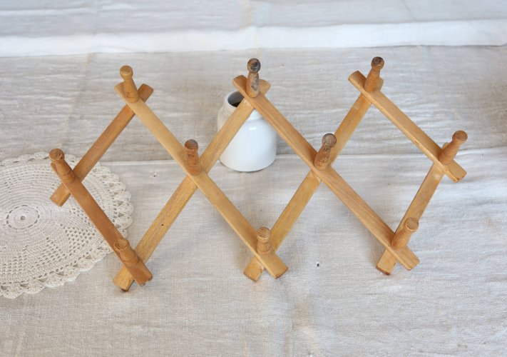 Porte manteau mural vintage en bois de pin rétractable